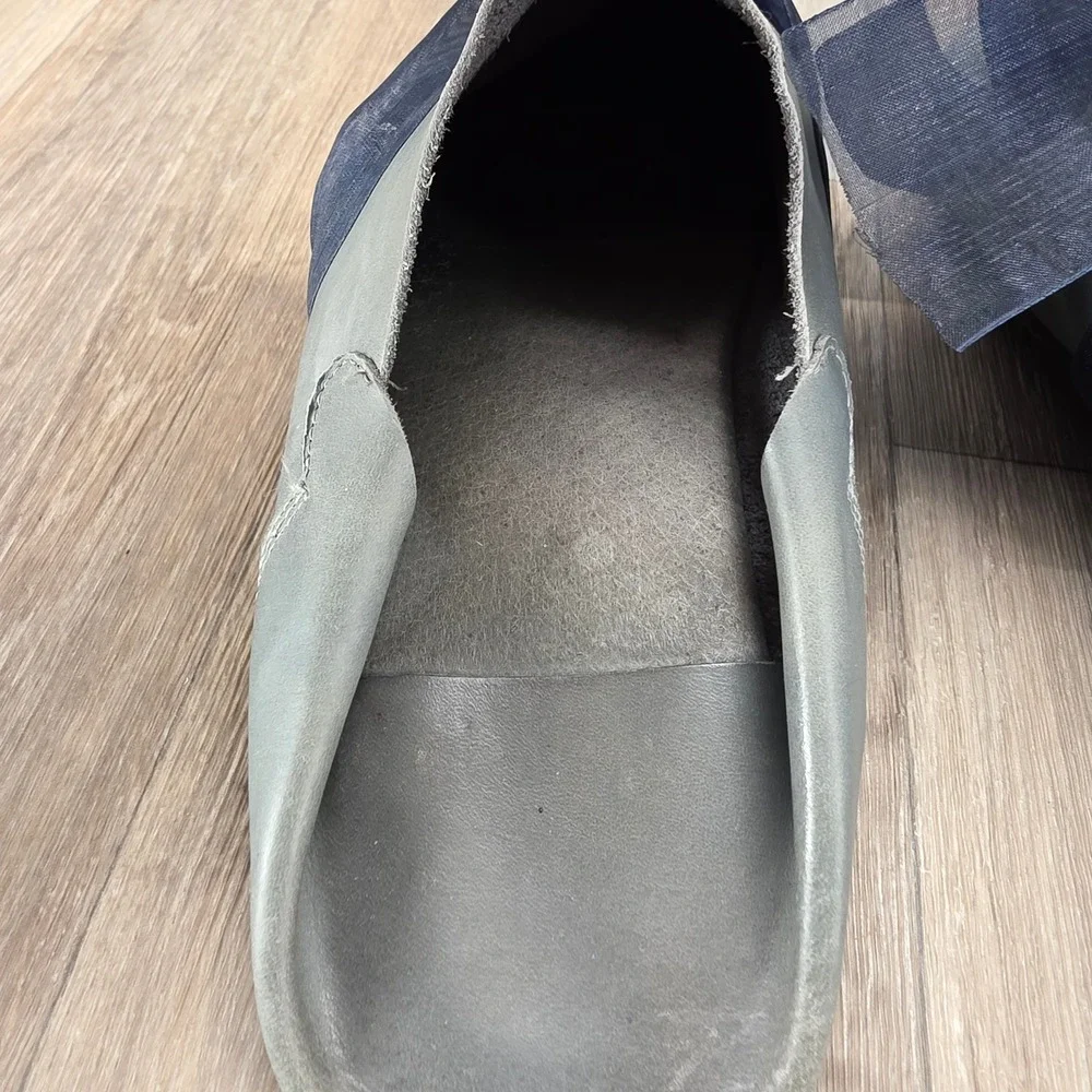 SULU‎ Women's 38 Gray Leather Pointed Toe Flats with Navy Ribbon Slip On Slides